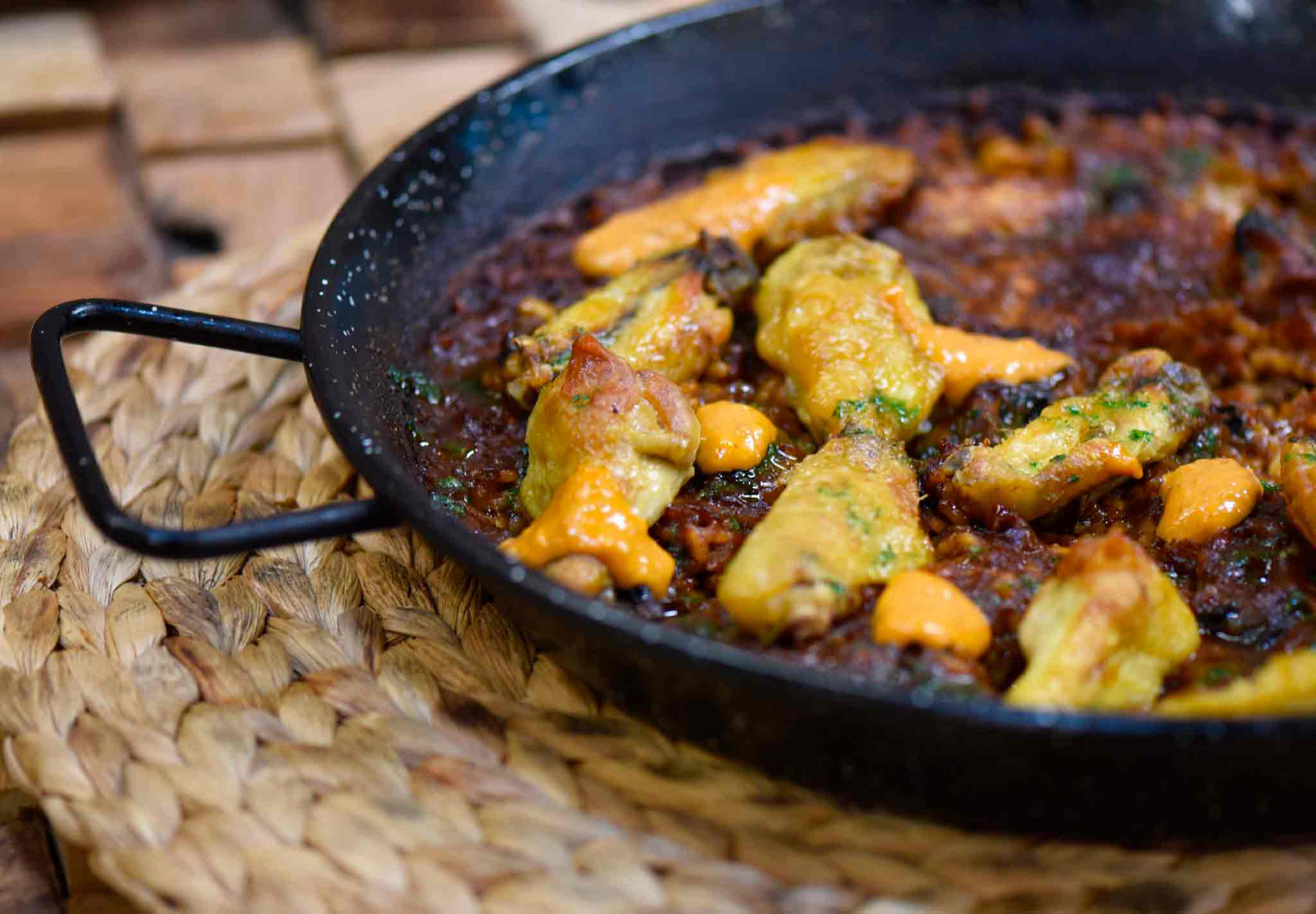 Arroz de Alitas de pollo con romesco